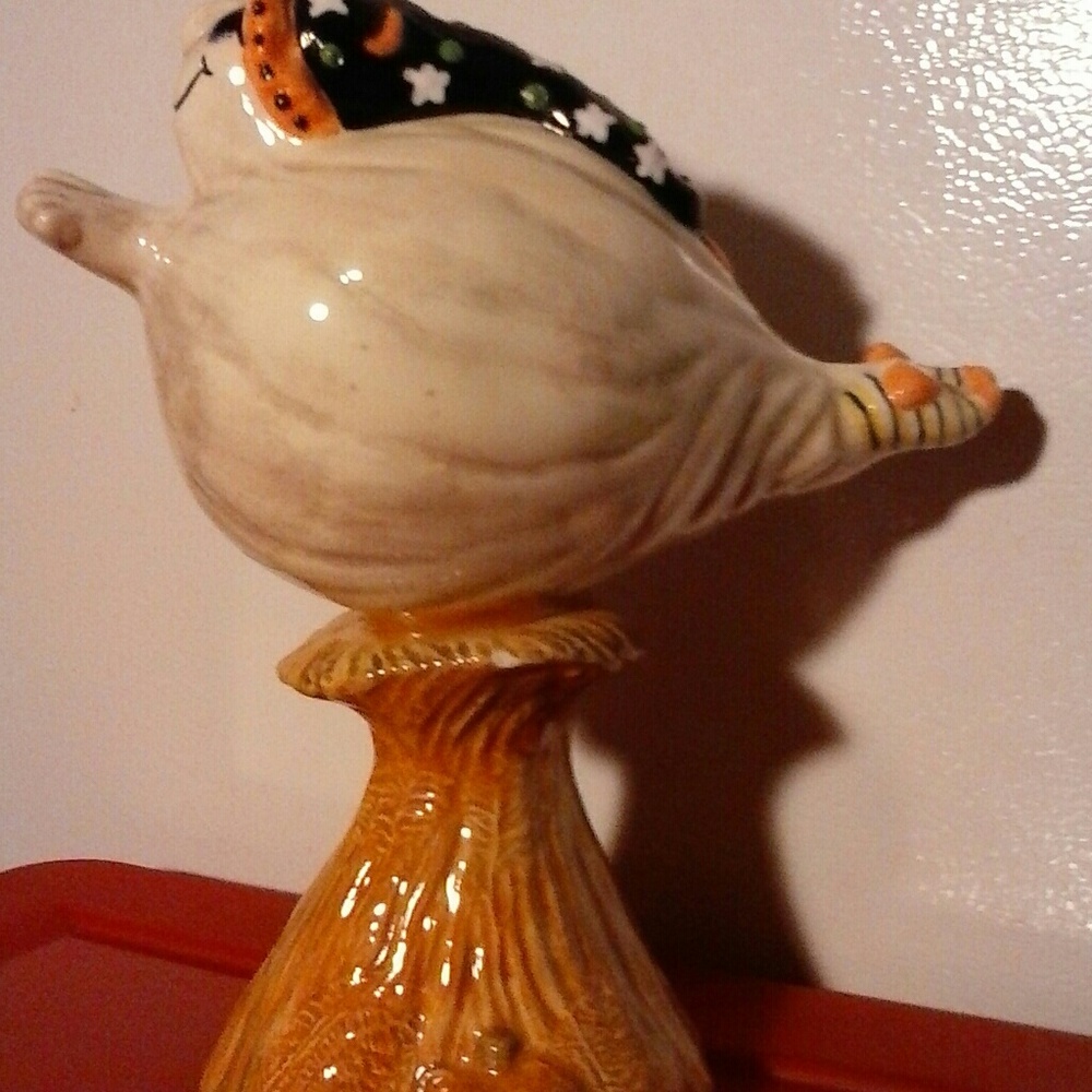 The Graceful Ghost Figurine - Picture 2 of 2
